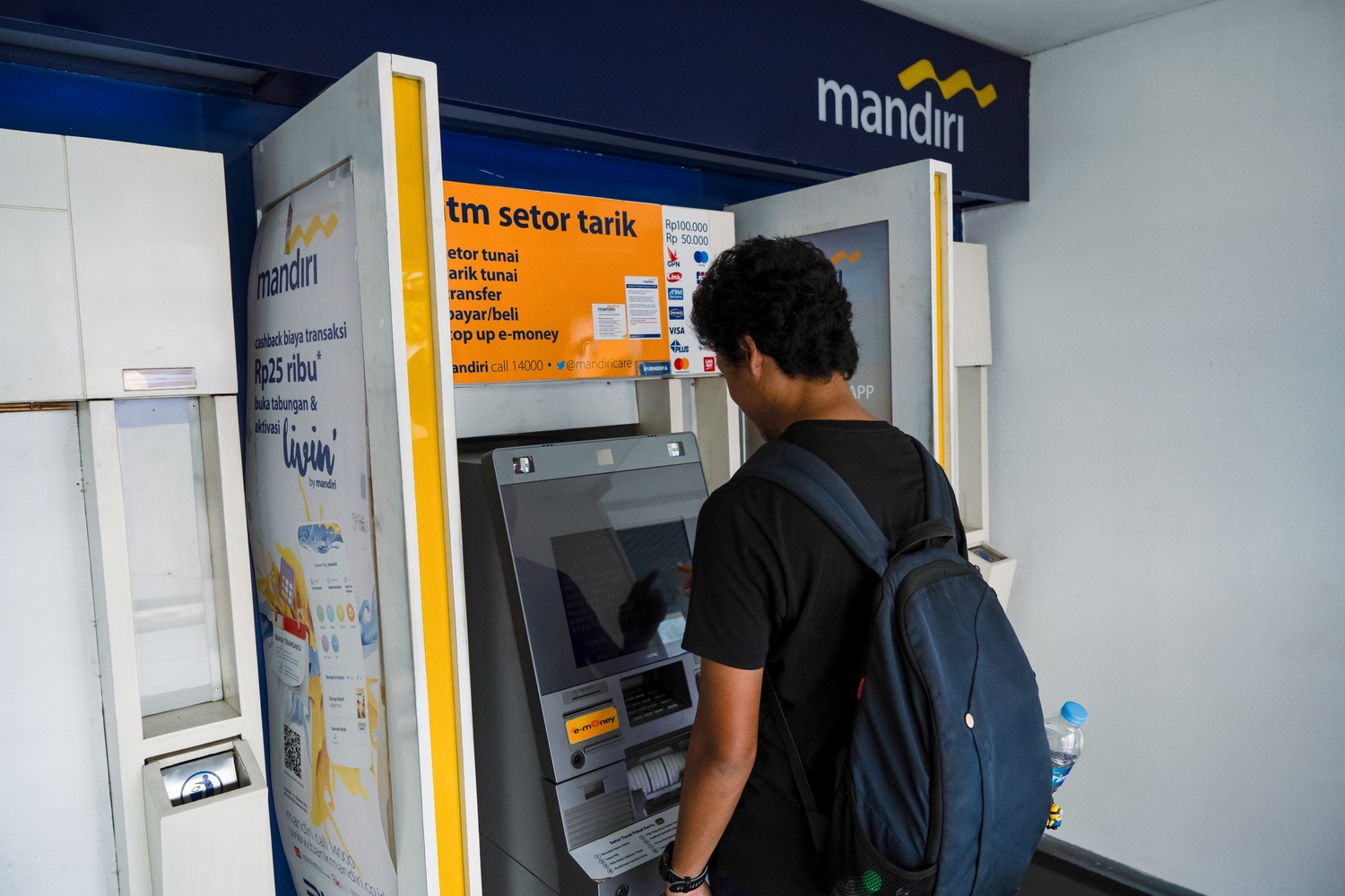 Bank Mandiri Kenakan Biaya Tarik Tunai Tanpa Kartu, Mulai 15 Juli