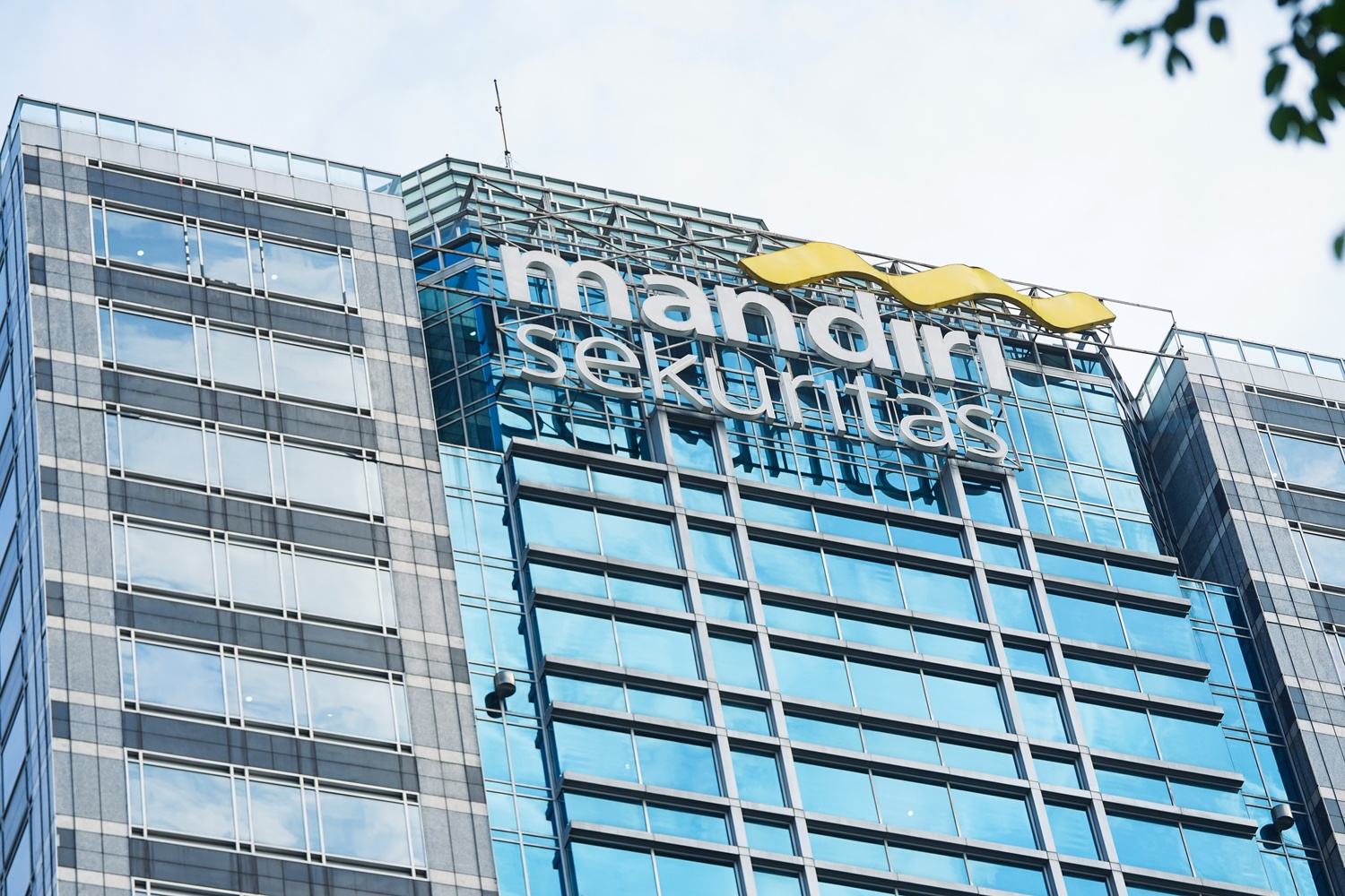 Oki ke INA, Mandiri Sekuritas Tunjuk Alex Jadi Plt Dirut