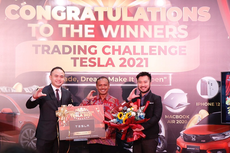 Menangkan Kompetisi Trading, Pempred Topbusiness Raih Hadiah Mobil Tesla