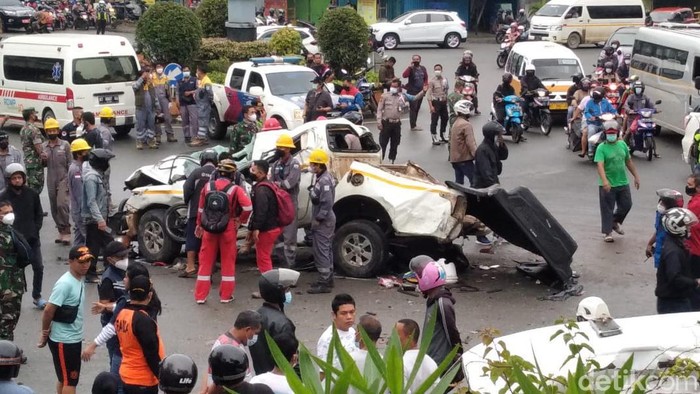 Truk Tronton Bermuatan 20 Ton Kapur Tebar Maut di Balikpapan, Lima Orang Tewas