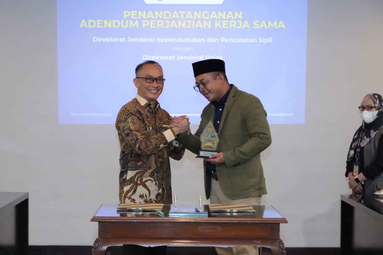 Dirjen Pajak Kementerian Keuangan, Suryo Utomo, dan Dirjen Dukcapil Kementerian Dalam Negeri Zudan Arif Fakrulloh. dok. Ist. Integrasi Data NIK dan NPWP, Perkuat Upaya Penegakan Kepatuhan Perpajakan