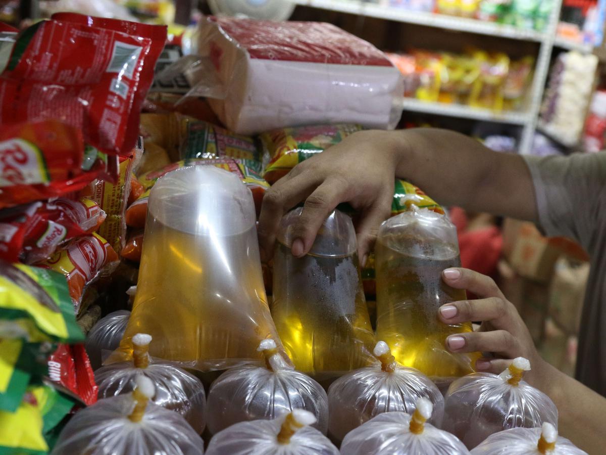 Minyak goreng curah di pasar. dok. Liputan6. Pelaku Usaha Warteg Tanya Mana Minyak Goreng Curah Rp14 Ribu Per Liter