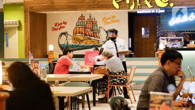 Restoran melayani pembeli di tengah pandemi Covid-19. dok. Liputan6. PPKM Luar Jawa-Bali Juga Diperpanjang: Ada 171 Daerah Berstatus Level 1