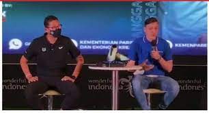 Menteri Pariwisata dan Ekonomi Kreatif Sandiaga Salahuddin Uno dengan Mezut Ozil. dok. Pikiran Rakyat. Sandiaga Gandeng Mezut Ozil Perkenalkan Pariwisata Indonesia pada Dunia