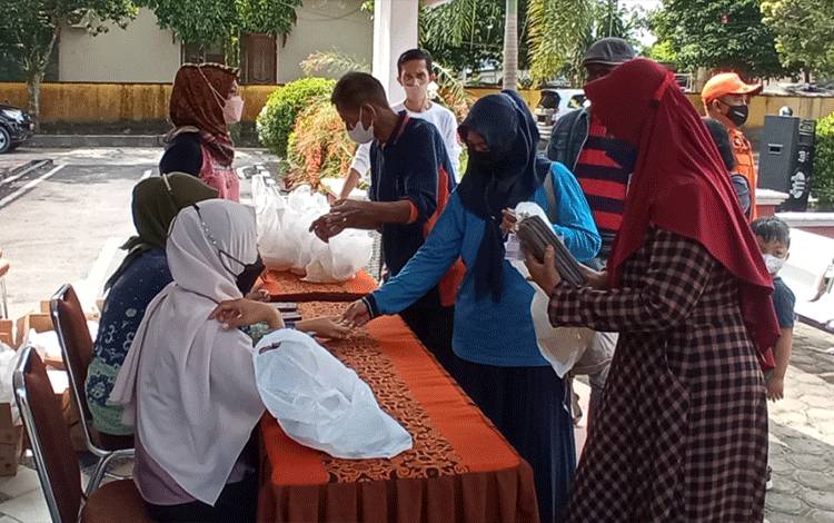 Minyak goreng murah dari PT Citra Borneo Utama (CBU). dok. Borneonews. Wahyu Krida. Ikut Tangani Tata Niaga Minyak Goreng, Luhut akan Audit Perusahaan Sawit Awal Juni