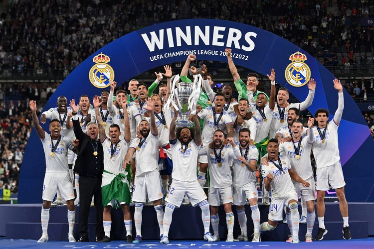 Real Madrid dengan trofi Liga Champions setelah mengalahkan Liverpool, di Stade de France di Saint-Denis, Paris, pada 28 Mei 2022. dok. AFP.PAUL ELLIS. Kompas. Liga Champions 2022: Real Madrid Juara, Penampilan Thibaut Courtios Luar Biasa!