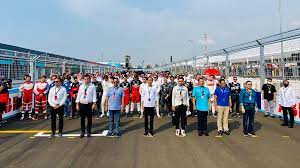 Formula E Presiden Jokowi sebelum lomba dimulai di Sirkuit Formula E Ancol Jakarta, Sabtu, 462022. dok. detikcom. Formula E Jakarta: Jokowi Serahkan Piala ke Pemenang Mitch Evans, tak ada Botol Sampanye
