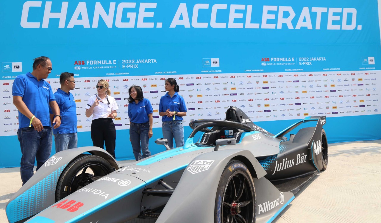 Alessandra Ciliberti FIA Technical Manager of the ABB FIA Formula E World Championship menunjukkan Formula E Gen2 race car kepada jajaran manajemen Allianz Indonesia. dok. Ist. Tunjukkan Komitmen Bisnis yang Berkelanjutan, Allianz Indonesia Hadir di Jakarta E-Prix