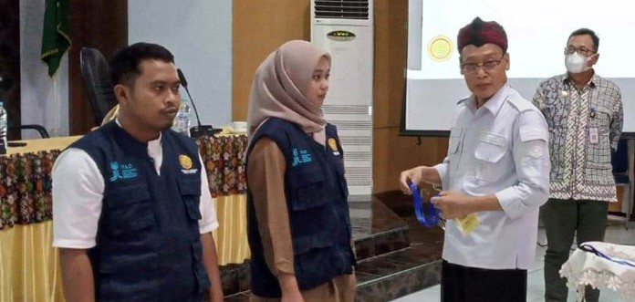 Kepala BPPSDMP Kementan, Dedi Nursyamsi (dua kanan) menyematkan tanda kepesertaan pada pembukaan ToT Proposal Bisnis dalam Program YESS di Gowa, Sulsel, 17 - 19 Juni 2022. dok. ist. ToT Proposal Bisnis, Upaya Kementan-IFAD Ciptakan Petani Milenial Berorientasi Wirausaha