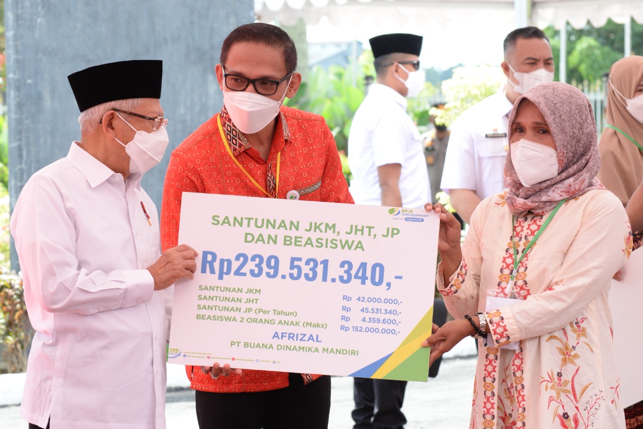 Lanjut, Wapres Serahkan Manfaat BPJAMSOSTEK di JambiĀ