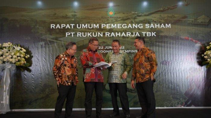 Keterangan foto (kiri ke kanan): Sumantri Suwarno (Direktur), Rudiantara (Komisaris Utama), Djauhar Maulidi (Direktur Utama), M. Oka Lesmana Firdauzi (Direktur) dalam acara Rapat Umum Pemegang Saham Tahunan (“RUPS Tahunan”) Tahun Buku 2021, di Pelataran Ramayana Hotel Indonesia Kempinski, Jakarta, Rabu (22/06/2022). Rudiantara Jadi Komut, RUPS Setujui Rukun Raharja (RAJA) Tebar Dividen Rp29,5 Miliar