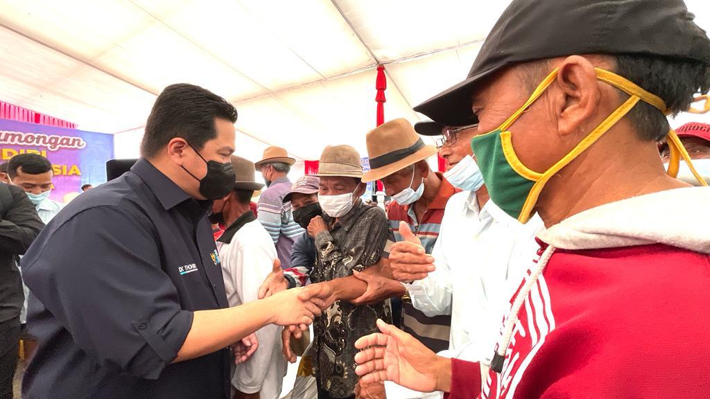 Perkuat Kemampuan Petani Lamongan, Erick Thohir Bantu Pupuk dan Traktor