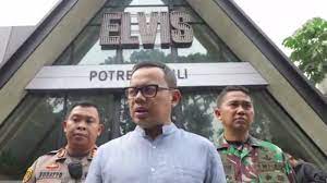 Wali Kota Bogor Bima Arya Sugiarto di depan Kafe Elvis. dok. Detiknews. Wali Kota Bima Arya Bertindak, tidak ada Tempat Holywings Lagi di Kota Bogor