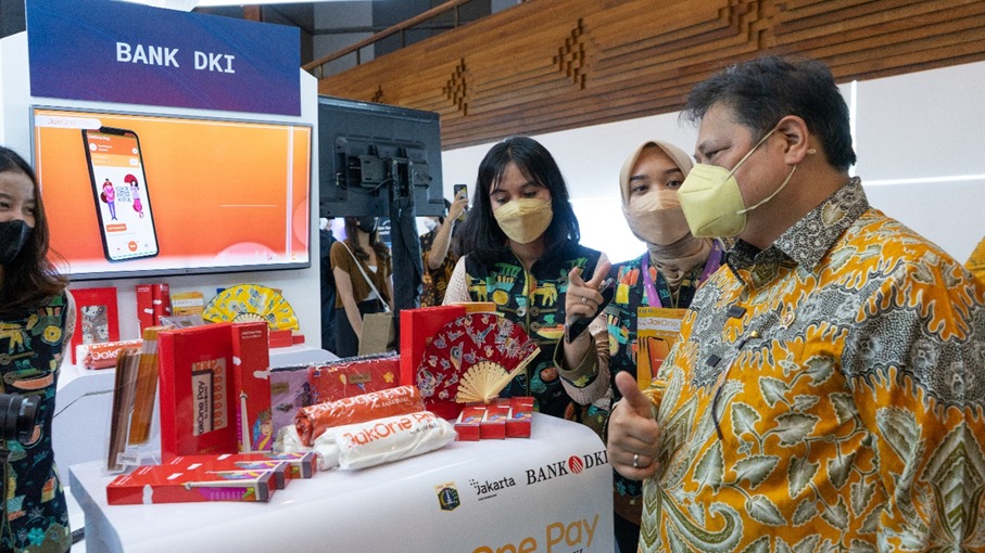 Menteri Koordinator Perekonomian Airlangga Hartarto (kanan) mengunjungi booth Bank DKI pada Festival Ekonomi dan Keuangan Digital Indonesia (FEKDI) 2022, di Bali, Senin 1172022. dok. ist. Melalui JakOne Mobile dan JakOne Pay, Bank DKI Makin Adaptif Penuhi Kebutuhan Nasabah