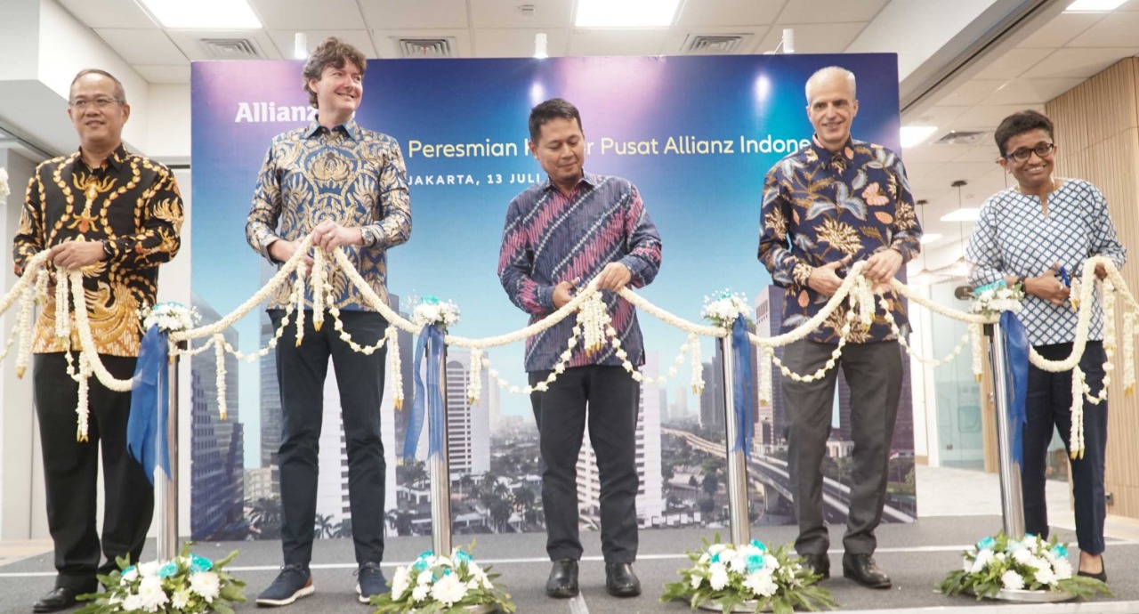 Dari kiri-kanan: Sunadi, Presiden Direktur Allianz Utama Indonesia, David Nolan, Country Manager & Direktur Utama Allianz Life Indonesia, Ahmad Nasrullah, Kepala Departemen Pengawasan Industri Keuangan Non-Bank 2A OJK, Sergio Balbinot, Member of the Board of Management of Allianz SE, Insurance Asia Pacific, dan Anusha Thavarajah, Regional Chief Executive Officer, Allianz Asia Pacific. dok. ist. Allianz Indonesia Resmikan Kantor Pusat, Komitmen Kuat Lindungi Masa Depan Nasabah