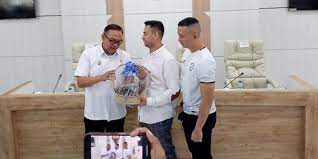 Raffi Ahmad temui Plt Bupati Bogor Iwan Setiawan (kiri), di kantor Bupati Bogor, Rabu (20/7/2022). Temui Bupati Bogor, Raffi Ahmad Minta Stadion Pakansari jadi Kandang RANS Nusantara FC