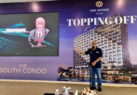 Direkur Utama PT Totalindo Eka Persada Tbk Donald Sihombing memberikan sambutan di acara Topping Off Apartemen Tower South Condo, Senin 25 Juli 2022. Totalindo Eka Persada (TOPS) Lakukan Topping Off The South Condo One Avenue Batam