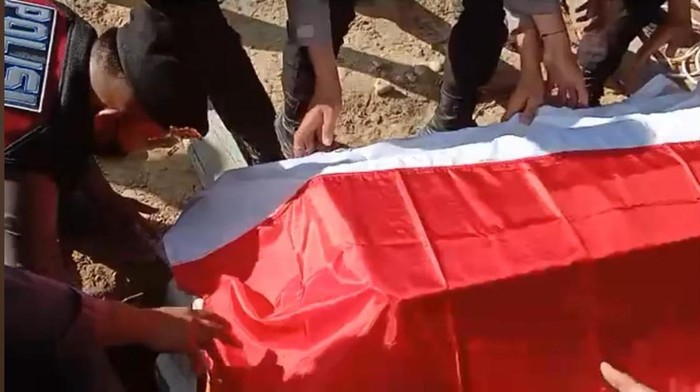 Brigadir J dimakamkan secara kedinasan seusai autopsi ulang, Rabu 27 Juli 2022. dok. Keluarga. Ist. Kasus Polisi Tembak Polisi: Jenasah Brigadir J Akhirnya Dimakamkan Ulang Secara Kedinasan