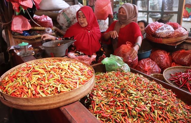 Pedagang Cabai di surabaya dok Radar Surabaya Jawa Pos. BI Laporkan Survei Pemantauan Harga Juli, Cabai Merah Komoditas Penyumbang Inflasi