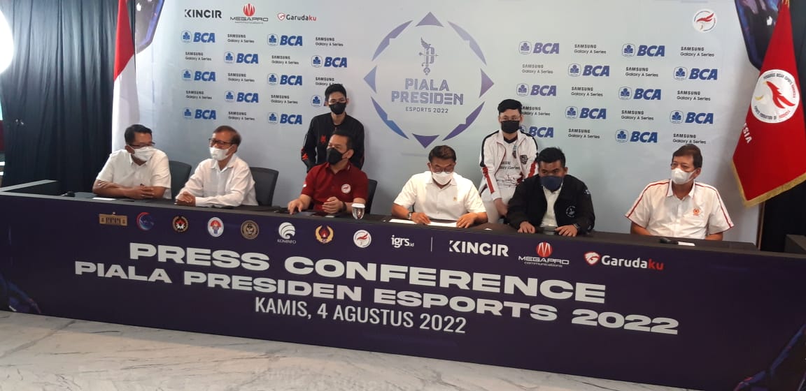 Kiri-kanan: General Manager Aura Esport Reza Palevi, Direktur BCA Antonius Widodo, Deputi Bidang Pembudayaan dan Olahraga Kemenpora RI Dr. Raden Isnanta, M.PD, Ketua Harian PBESI Bambang Sunarwibowo, Kepala Staf Presiden RI Dr. H Moeldoko, Ketua Pelaksana Piala Presiden Esport 2022 Rangga, Sekjen KONI TB. Ade Lukman dan Atlet Alter Ego David Wijaya. dok. ist. BCA Dukung Perhelatan Piala Presiden Esport 2022, Hadirkan Promo Menarik