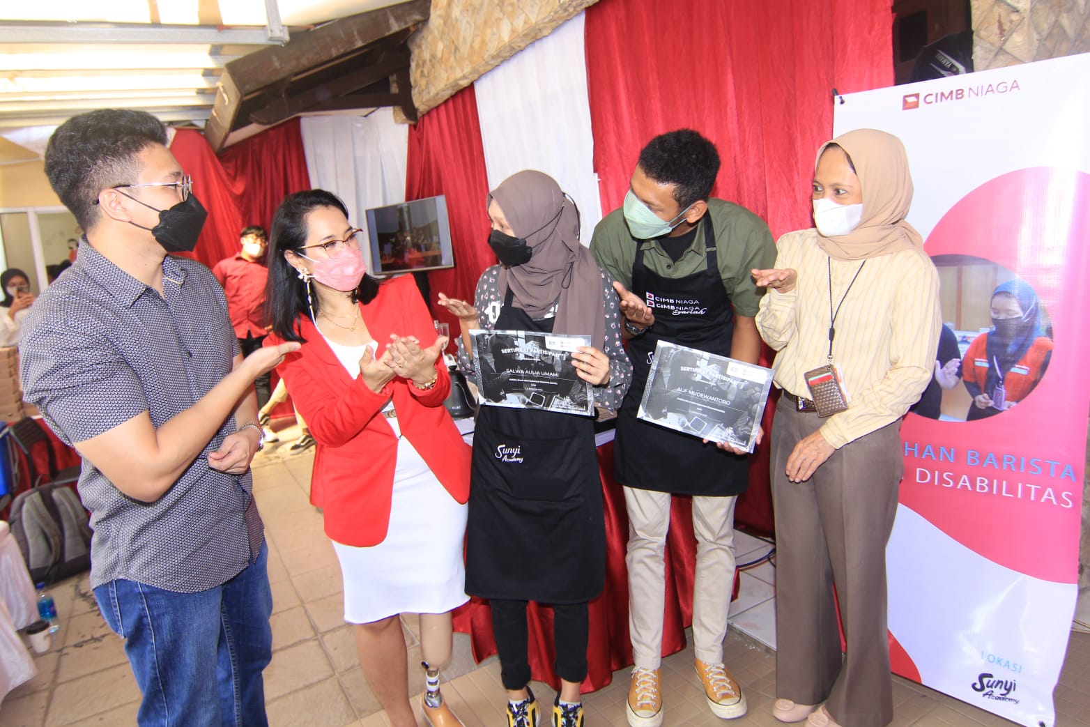 Community Development Group Head CIMB Niaga Susy Hermanses (kanan) berbincang dengan Founder Berdaya Bareng Nicky Clara (kedua kiri), CEO Sunyi Coffee Mario Gultom (kiri) saat penyerahan sertifikat bagi peserta Pelatihan Barista Teman Disabilitas di Stall Coffee Sando Seraya di Jakarta, Kamis (4/8/2022). dok. ist. CIMB Niaga Berdayakan Ekonomi Disabilitas Melalui Pelatihan Barista Profesional