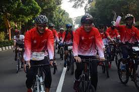 Menteri Pariwisata Sandiaga Salahuddin Uno gowes bersama Wali Kota Bogor Bima Arya Sugiarto, dan komunitas sepeda. dok. Okezone. Menparekraf Nilai Kota Bogor Ikon Wisata Perkotaan, Mampu Cetak 1,1 Juta Lapangan Kerja