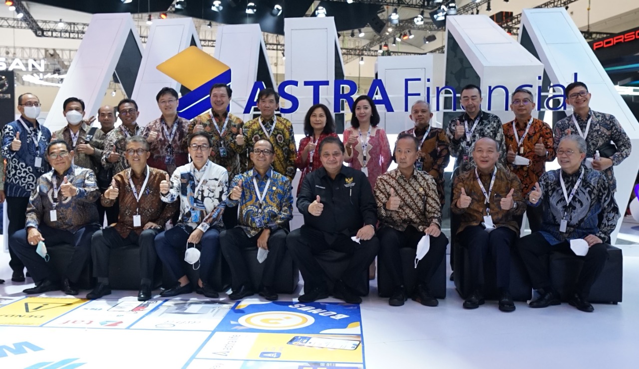 Kunjungan Menko Perekonomian Airlangga Hartanto, dan Menteri Perindustrian Agus Gumiwang Kartasasmita di booth Astra Financial pada perhelatan GIIAS Jakarta 2022 bersama jajaran direksi Grup Astra. dok. ist. Booth Resmi Dibuka, Astra Financial Hadirkan Promo dan Kegiatan Menarik di GIIAS 2022