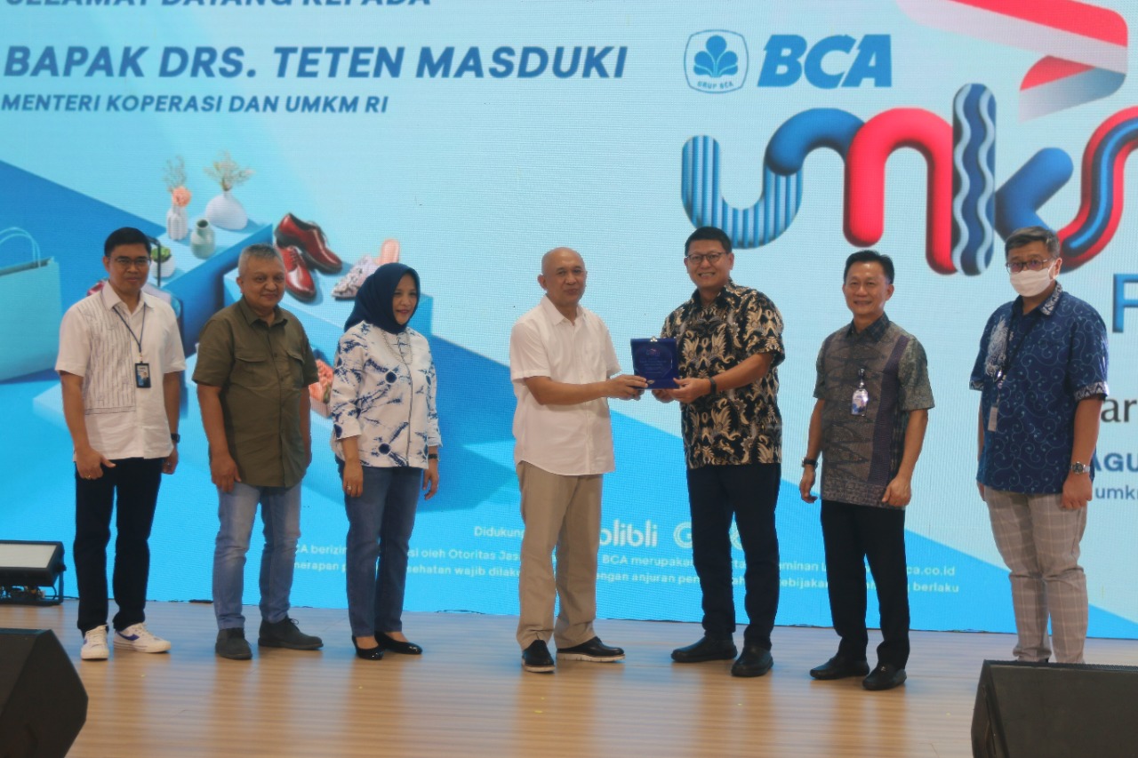 BCA menyerahkan simbolisasi sebagai tanda apresiasi kepada Menteri Koperasi dan UKM Teten Masduki, di Atrium Gandaria City, Sabtu (13/8/2022). Penyerahan oleh Direktur BCA John Kosasih (tengah) didampingi Direktur BCA Frengky Chandra (kedua kanan), EVP Consumer & SME sekaligus Ketua panitia BCA UMKM Fest 2022 Freddy Iman (kanan) dan EVP Transaction Banking & Development I Ketut Alam Wangsawijaya (ketiga kiri). Ikut hadir Deputi Usaha Kecil dan Menegah Kemenkop Hanung Harimba, Deputi Bidang Kewirausahaan Kemenkop Siti Azizah. dok.ist. Penyerahan Simbolisasi Kegiatan BCA UMKM Fest 2022 Kepada Menteri Koperasi