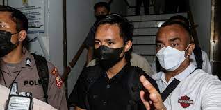 Bharada E (tengah baju hitam). dok. Merdeka. Khawatir Atas Ancaman Jiwa Terhadap Bharada E, LPSK Berikan Perlindungan Darurat