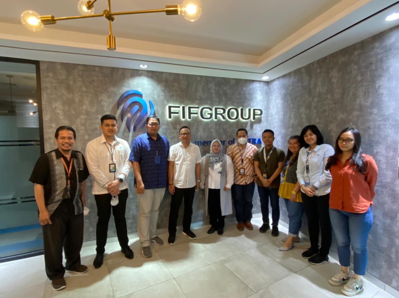 APRESIASI - Kepala Kantor Cabang (Kakacab) BPJAMSOSTEK Jakarta Kelapa Gading, Erfan Kurniawan (keempat kiri) kala mengunjungi FIF Group. FOTO - ISTIMEWA BPJAMSOSTEK Kelapa Gading Titip Pesan Perlindungan ke FIF Group