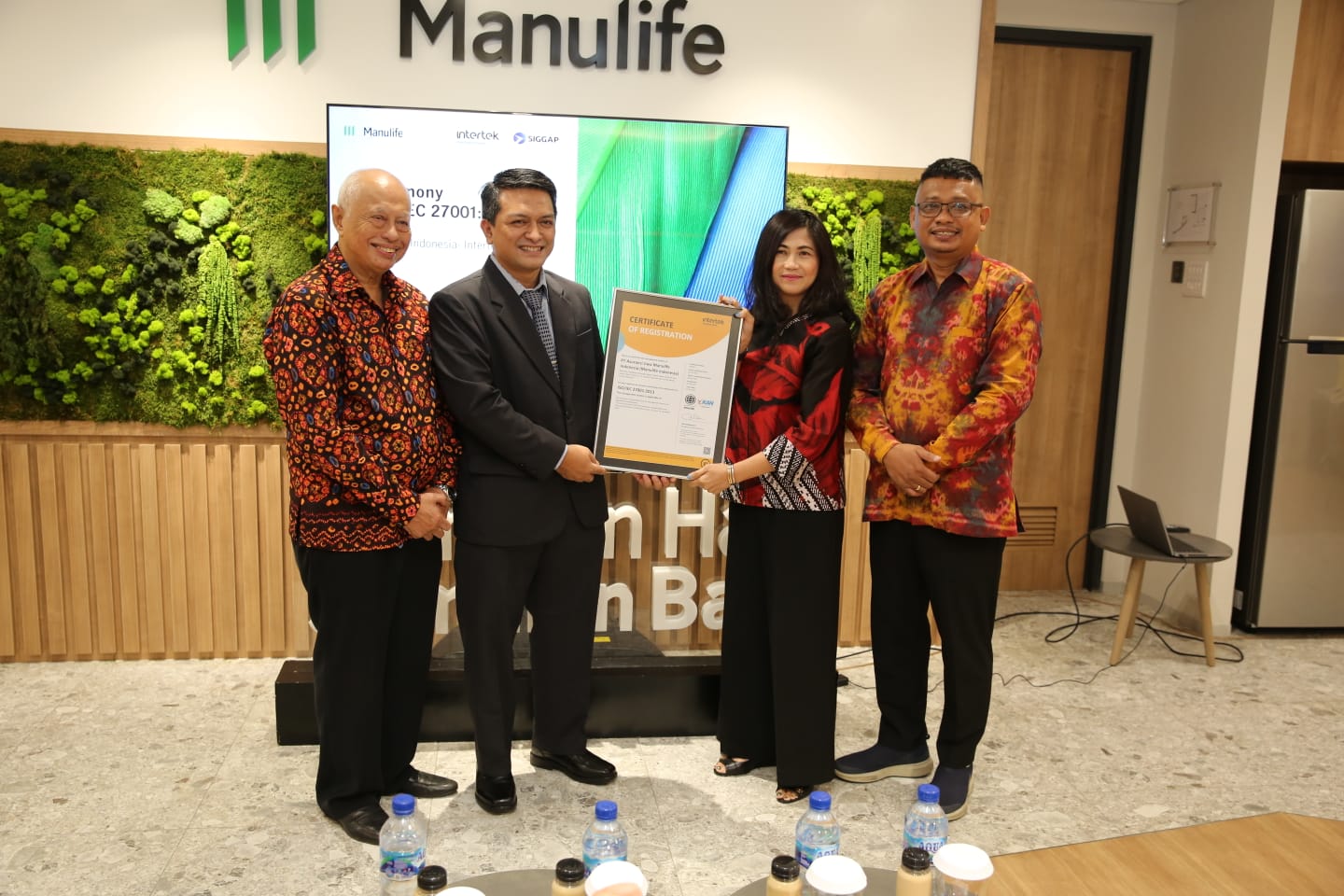 Kiri-kanan: Dedi Sjahrir Panigoro, Komisaris Utama Siggap Teknologi Internasional, Sabar Kembaraen, Business Assurance System Certification & Training Manager Intertek, Apriliani Siregar, Direktur Kepatuhan Manulife Indonesia, dan Purwadi, CEO Teknologi Internasional. dok. ist. Jamin Keamanan dan Kenyamanan Nasabah, Manulife Terima Sertifikat ISO 27001:2013