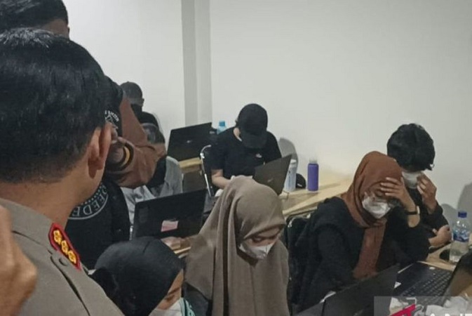 Pinjol ilegal Polda Metro Jaya gerebek perusahaan pinjol ilegal di PIK 2 Jakarta Utara, Rabu 2612022. dok. Okezone. Literasi Keuangan dan Digital Rendah, SWI Sudah Tutup 5.200 Pinjol Ilegal