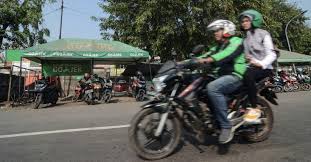 Ojek Online bawa penumpang dok iNews. Kemenhub Umumkan Kenaikan Tarif Ojol, Gojek Langsung Menyesuaikan