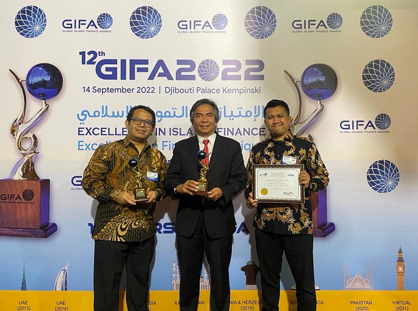 (Kiri ke kanan): -Irwan Abdalloh, Kepala Divisi Pasar Modal Syariah BEI -Al Buysra Basnur, Duta Besar untuk Republik Demokratik Ethiopia, Republik Djibouti dan Uni Afrika -Deri Yustria, Spesialis Divisi Pasar Modal Syariah BEI BEI Kembali Raih Penghargaan Best Islamic Capital Market 2022