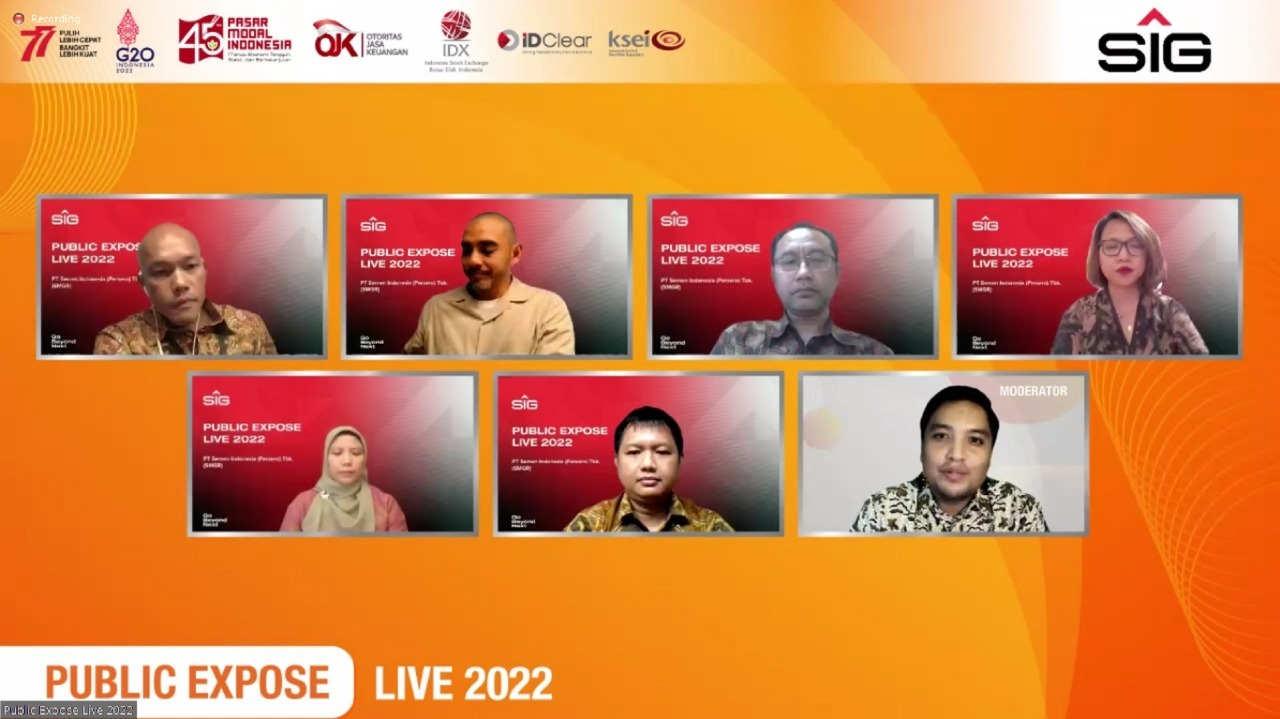 Direktur Keuangan dan Manajemen Risiko SIG, Andriano Hosny Panangian (atas kiri), Direktur Bisnis dan Pemasaran SIG, Aulia Mulki Oemar (atas, dua kiri) bersama manajemen SIG pada acara Public Expose Live 2022. dok. ist. SIG Kukuhkan Posisi Sebagai Penyedia Solusi Bahan Bangunan Terbesar di Regional