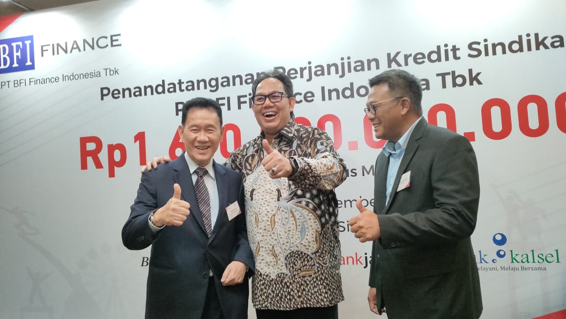 Kiri-kanan: Presiden Direktur BFI Finance Indonesia Francis Lay Sioe Ho, Direktur Utama Bank DKI Fidri Arnaldy, dan Direktur Komersial dan Kelembagaan Bank DKI  Herry Djufraini dalam penandatangan Perjanjian Kredit Sindikasi PT BFI Finance Indonesia Tbk senilai Rp1,6 Triliun, di Jakarta, Jumat (23/9/2022). dok. ist. Bank DKI dan Tiga BPD Tanda Tangani Kredit Sindikasi BFI Finance Indonesia Rp1,6 Triliun