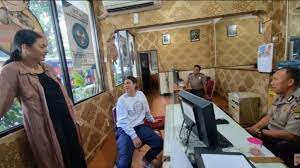 Paula Verhoeven (kiri) dan Baim Wong di kantor polisi. dok. Jolly. my. id. Konyol Betul Baim Wong, Kasus Prank KDRT Miliknya Akhirnya Disidik Polisi