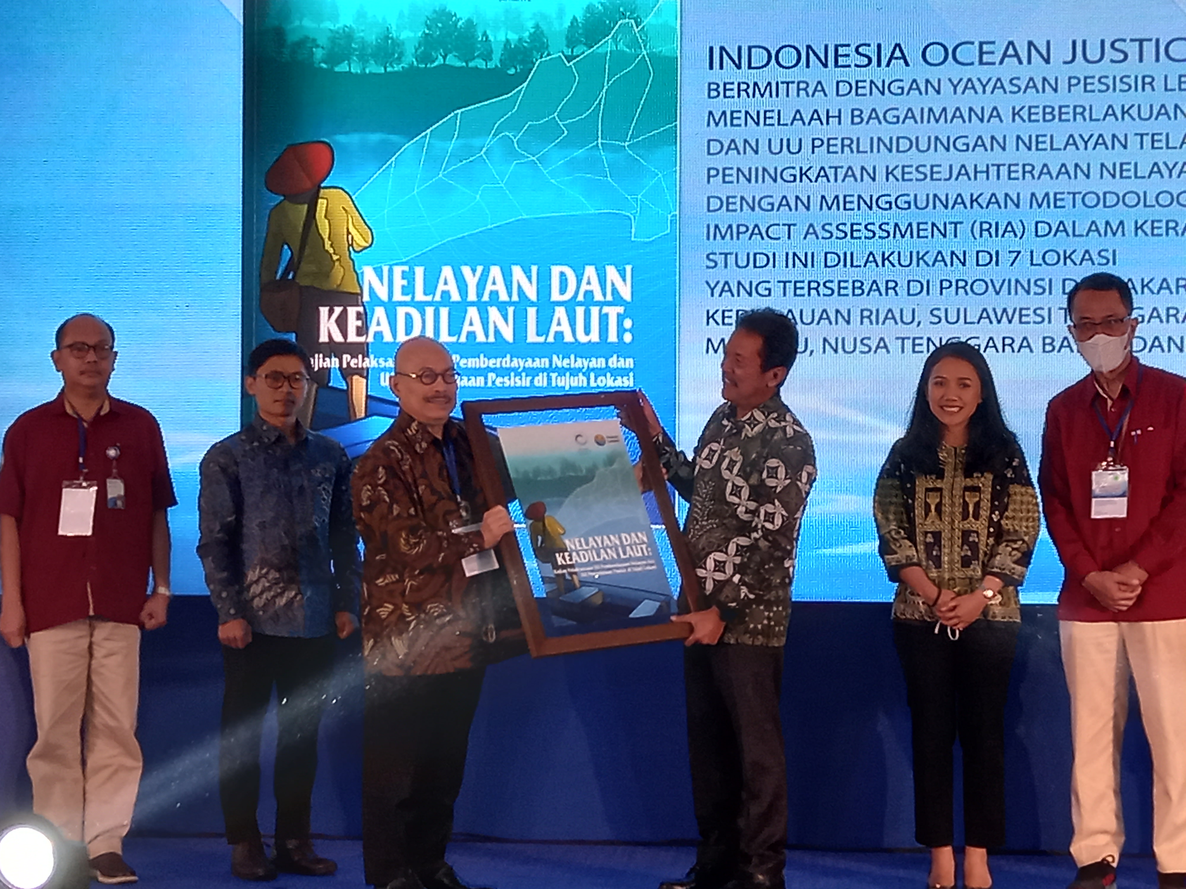 Menteri Kelautan dan Perikanan Sakti Wahyu Trenggono (kanan) bersama CEO Indonesia Ocean Justice Initiative Mas Achmad Santosa saat meluncurkan kajian berjudul “Nelayan dan Keadilan Laut: Dampak Undang-undang Perlindungan Nelayan dan Pengelolaan Wilayah Pesisir bagi Kesejahteraan Nelayan Kecil” di Gedung Mina Bahari III, Kantor Pusat KKP, Selasa (11/10/2022).foto/Rizki Kedepankan Kolaborasi, KKP Fokus Tingkatkan Kesejahteraan Nelayan dan Keadilan Laut