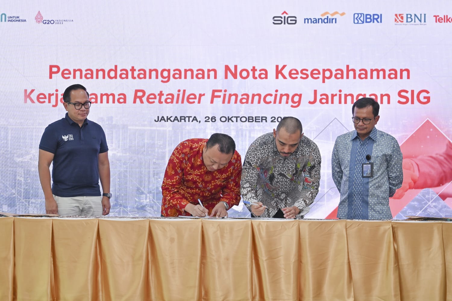 Direktur Bisnis dan Pemasaran SIG, Aulia Mulki Oemar (kedua kanan) dan Chief Operating Officer (COO) LinkAja, Widjayanto (kedua kiri) menandatangani Perjanjian Kerja Sama (PKS) Retailer Financing Jaringan SIG disaksikan Wakil Menteri BUMN II, Kartika Wirjoatmodjo (paling kiri) dan Direktur Utama SIG, Donny Arsal (paling kanan) di kantor Kementerian BUMN, Jakarta, Rabu (26/10/2022). Tingkatkan Fasilitas Pembiayaan Retailer, SIG Kerja Sama Perbankan, Telkom dan LinkAja