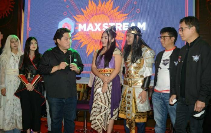 Direktur Utama Telkomsel  Hendri Mulya Syam bersama Menteri BUMN  Erick Thohir, dan Komisaris Utama Telkomsel Wishnutama Kusubandio,  berfoto bersama pemenang utama  DG Con 2022 , di Jakarta, Minggu malam (30/10/2022).(Foto:: Endang Muchtar) Gelar Festival DG Con 2022, Telkomsel Gunakan Teknologi Metaverse