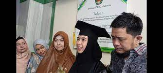 Ustazah Oki Setiana Dewi diapit suami, ibu dan dua saudaranya. dok. msn. Luar Biasa Ustazah Oki, Raih Gelar Doktor Kedua Masih Ingin Belajar ke Mesir