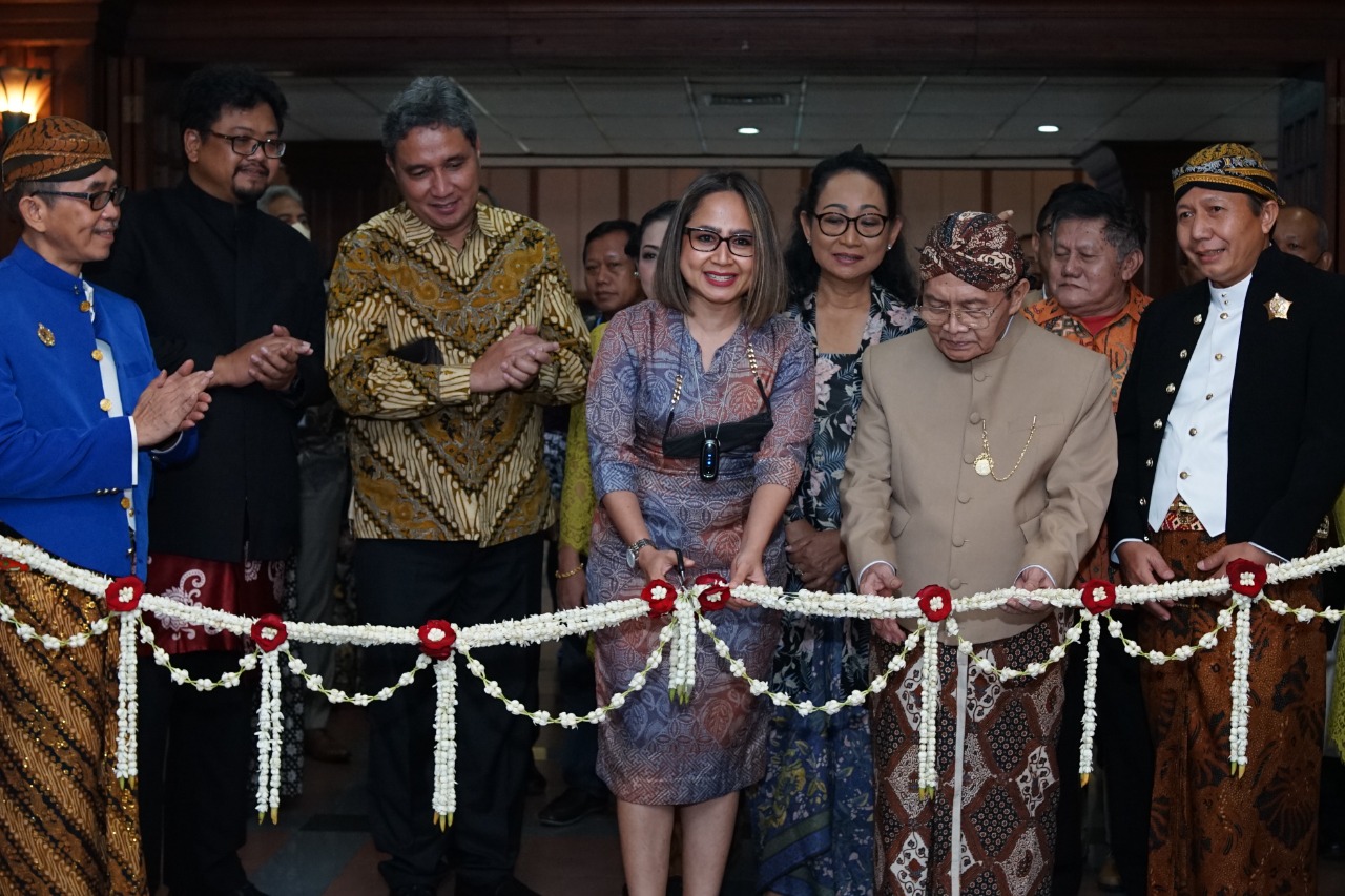 Dari kiri ke kanan: Ketua Umum Sena Wangi Drs. Suparmin Sunjoyo, Executive Vice President Corporate Communication & Social Responsibility BCA Hera F. Haryn, dan Dewan Kehormatan Sena Wangi Drs. Kodradi dalam pementasan seni Wayang Indonesia yang diinisiasi oleh SENA WANGI dalam rangka memperingati Hari Wayang Nasional 2022. Perkenalkan Budaya Ke Generasi Muda, BCA Komit Dukung Pelestarian Wayang Indonesia