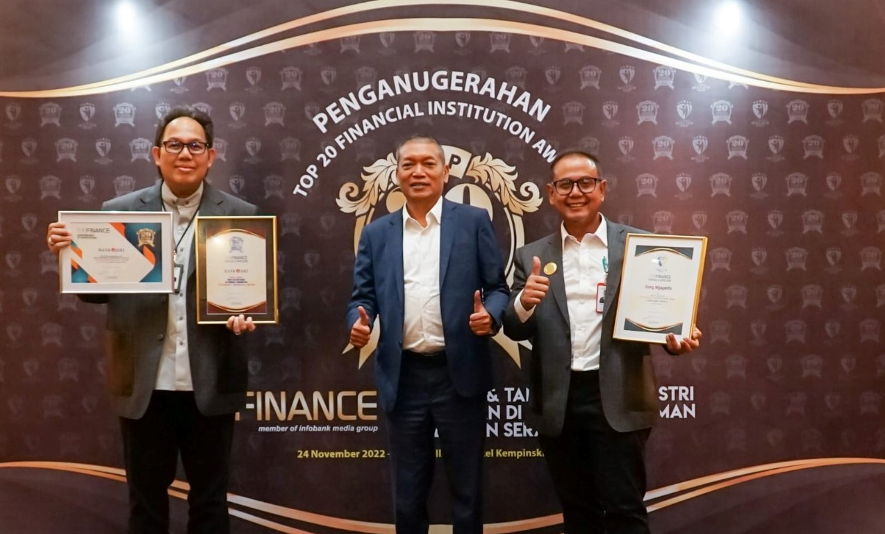 Direktur Utama PT Bank DKI, Fidri Arnaldy (kiri) dan Direktur Keuangan & Strategi PT Bank DKI, Romy Wijayanto (kanan) foto bersama Chairman Infobank Media Group, Eko B. Supriyanto (tengah) setelah menerima tiga penghargaan dalam Top 20 Financial Institutions Award 2022. di Jakarta, Kamis (24/11/2022). Bank DKI Terima Tiga Penghargaan dalam Top 20 Financial Institution Award 2022