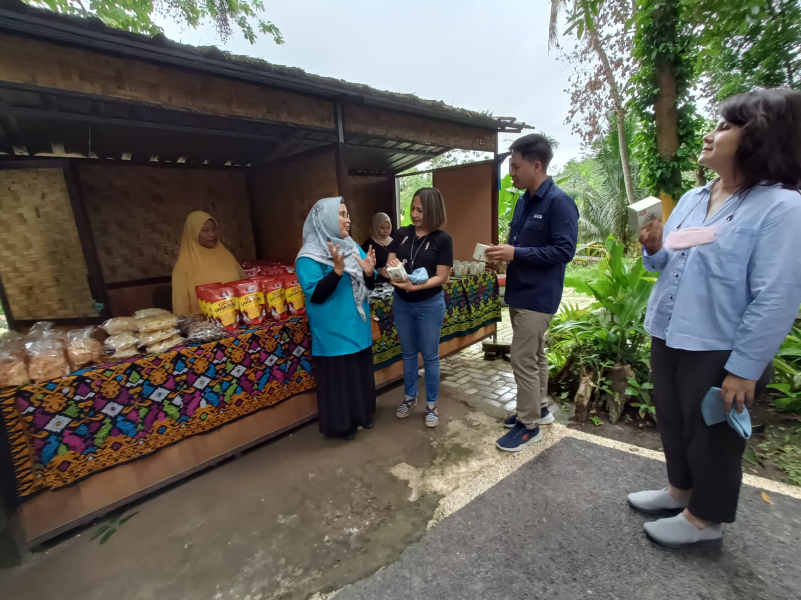 Executive Vice President Corporate Communication & Social Responsibility BCA Hera F Haryn (kedua kiri) didampingi Senior Vice President Corporate Communication BCA Susanti Nurmalawati (kanan) dan Kepala KCU BCA Cakranegara Indrawanto Sahama (kedua kanan) mengunjungi salah satu kuliner UMKM di Desa Wisata Bilebante, Lombok, Nusa Tenggara Barat, pada Senin, 28 November 2022. Menelusuri Pesona Keindahan Desa Wisata Bilebante, Binaan BCA