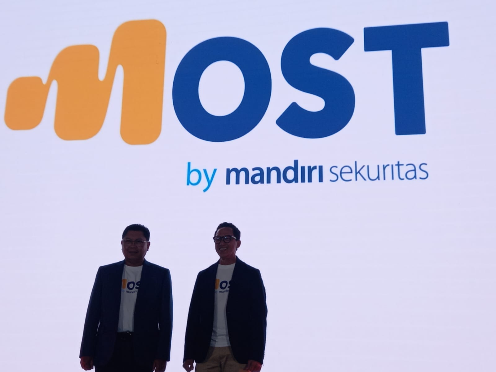 Kiri-kanan: Direktur Utama Bank Mandiri Darmawan Junaidi bersama Direktur Utama Mandiri Sekuritas, Oki Ramadhana dalam peluncuran wajah dan fitur baru aplikasi digital MOST. Foto: Rizki/EmitenNews Manjakan Nasabah, Mandiri Sekuritas (CC) Luncurkan Wajah dan Fitur Baru MOST