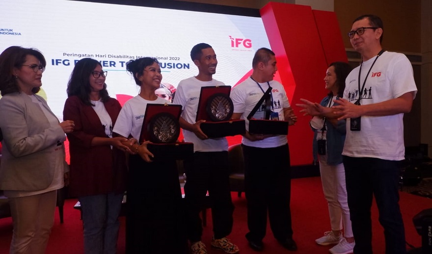 Direktur SDM IFG Rizal Ariansyah (dari kanan) bersama Kepala Divisi SDM IFG, Sandra Sahupala dan Direktur SDM dan Umum Jasindo Sari Suharso (kiri) berbincang dengan tokoh-tokoh disabilitas dalam acara peringatan Hari Disabilitas Internasional 2022 dan peluncuran IFG Disability Community yang diadakan oleh IFG dan anak usahanya di Financial Hall, Graha CIMB Niaga akhir pekan lalu (2/12/2022). (Foto: Endang Muchtar) Peringatan Hari Disabilitas, IFG Wujudkan Lingkungan Kerja Inklusif Ekosistem Perusahaan