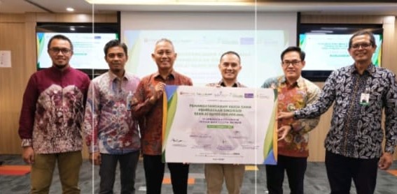 Dari kanan ke kiri: Bob Rinaldi, Direktur bisnis PT Bank Aceh Syariah, Irvan Y Noor, Chief Wholesale Banking Officer PT Bank Muamalat Indonesia. Tbk, Imron Rosyadi, Direktur PT CIMB Niaga Auto Finance, Ony Suharsono, Direktur, UUS PT BPD Jawa Tengah, Fastero M. Papeko, Pimpinan Div. UUS PT Bank BPD Bank Sumsel Babel,M. Eko Toni Suhandono,Kabag Pembiayaan Komersial dan korporasi, UUS PT BPD Kalimantan Selatan – PT CIMB Niaga Auto Finance menerima pendanaan Sindikasi Syariah senilai Rp700 Miliar. dok. ist. CIMB Niaga Finance Terima Pendanaan Sindikasi Syariah Rp700 Miliar