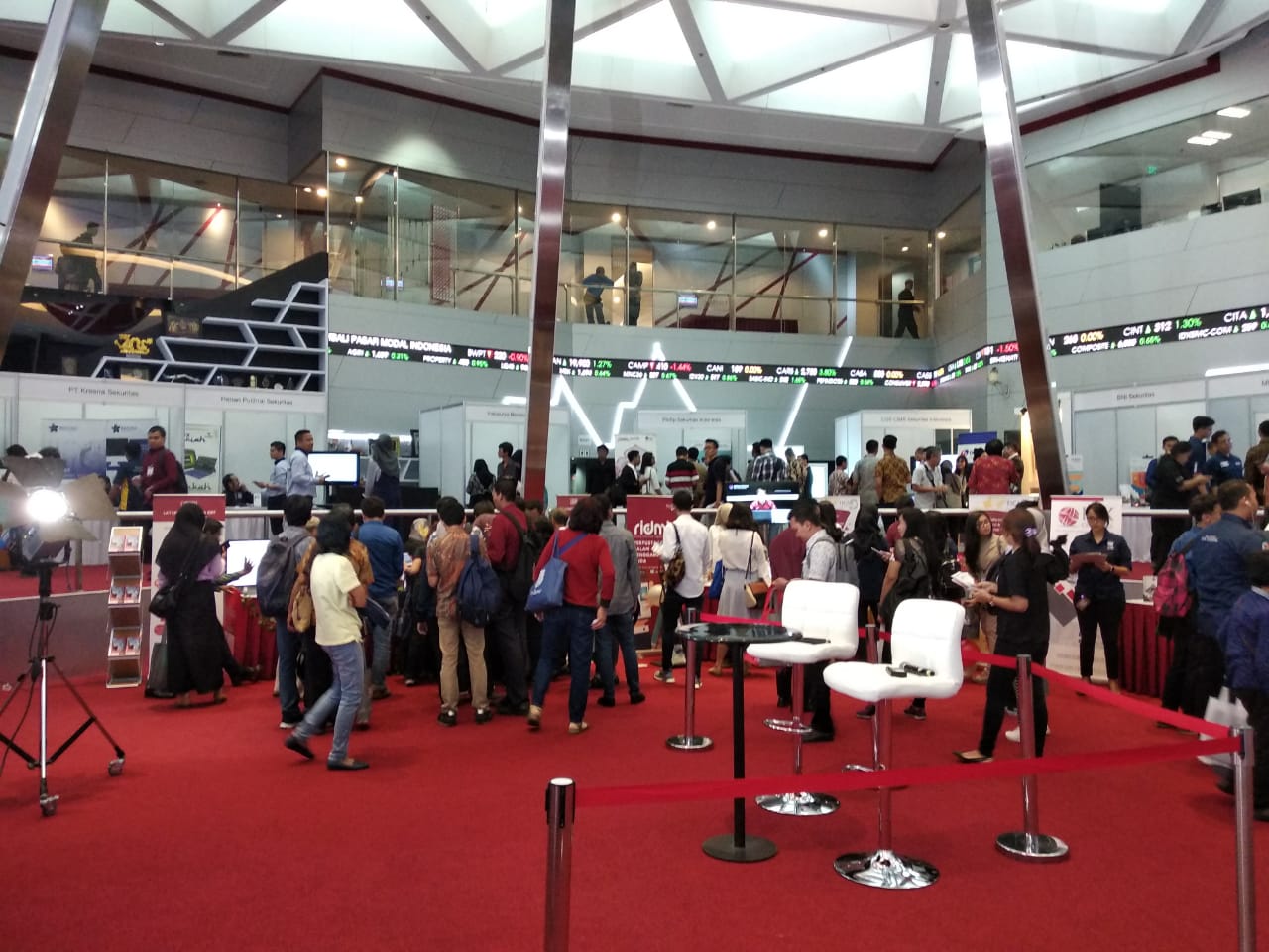 Aktivitas Bursa Efek Indonesia. dok. EmitenNews. Investasi Masyarakat Kalimantan di Bursa Efek Indonesia Meningkat 103 Persen Selama 2022