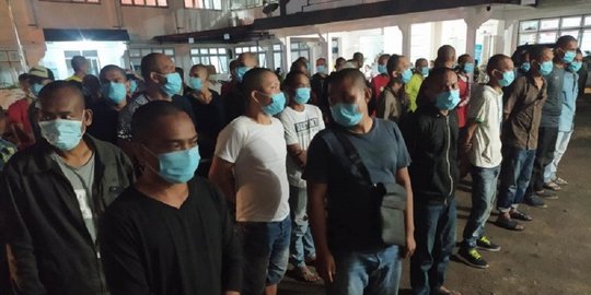 Pekerja migran dari Malaysia pulang ke Surabaya dok Merdeka. Luar Biasa! Pekerja Migran Sumbang Devisa Rp133,95 Triliun Sepanjang 2021