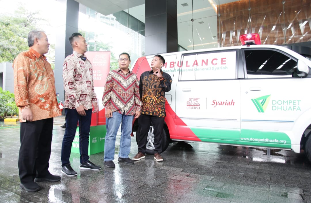 (Ki-ka): Ketua Dewan Pengawas Syariah untuk Generali Indonesia, Dr. H. Asep Supyadillah, M. Ag., Director Legal & Sharia Business Generali Indonesia, Arry B. Wibowo, General Manager Fundraising Wakaf Dompet Dhuafa, Bobby P. Manullang, Direktur Pengembangan Bisnis Rumah Sakit Griya Medika Tulang Bawang, Lampung, Erwin Muhtaruddin, SKM, M.Kes. dok. ist. Tunaikan Amanat Nasabah, Generali Salurkan Wakaf Manfaat Asuransi Jiwa Syariah